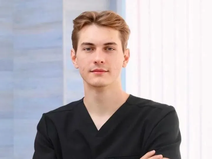Бреус Александр Олегович — Стоматолог, хирург имплантолог клиники